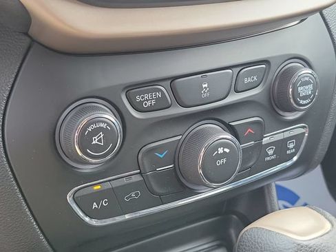 Used 2017 Jeep Cherokee Latitude w/ Cold Weather Group AWD/4WD image 16