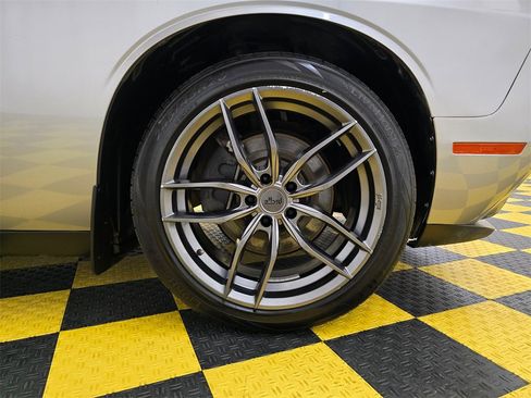 Used 2015 Dodge Challenger SXT Plus image 9