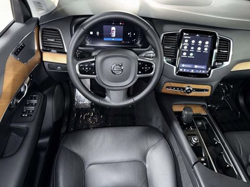 Used 2023 Volvo XC90 B6 Plus image 4