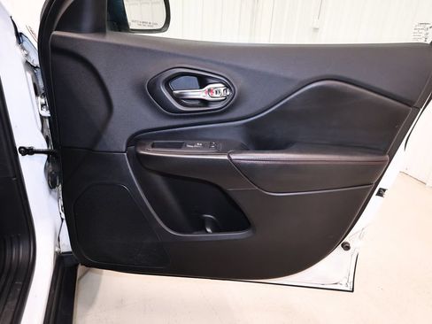 Used 2019 Jeep Cherokee Trailhawk w/ Cold Weather Group AWD/4WD image 19