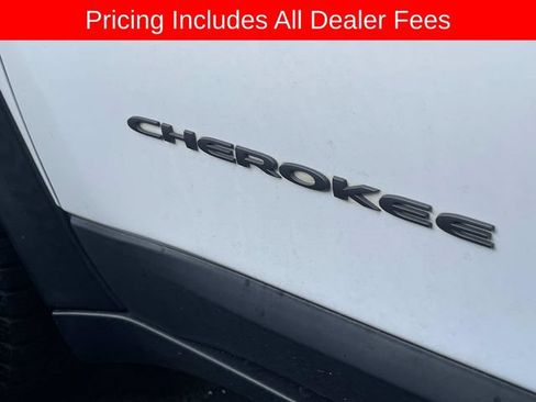Used 2017 Jeep Cherokee Trailhawk AWD/4WD image 3