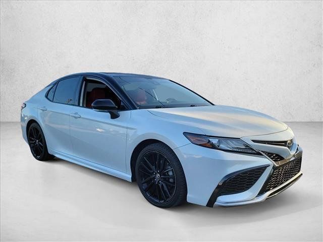 Used 2022 Toyota Camry XSE FWD image 3
