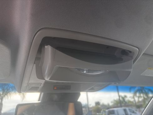 Used 2015 Chevrolet Suburban LT image 21