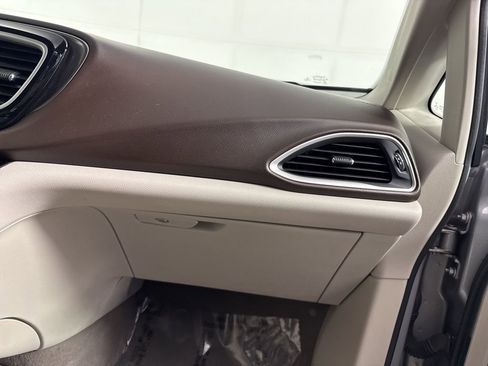 Used 2017 Chrysler Pacifica Touring-L w/ Tire & Wheel Group FWD image 10