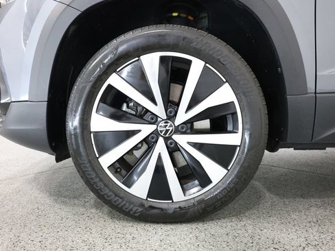 Certified 2023 Volkswagen Taos SE w/ Panoramic Sunroof Package AWD/4WD image 5