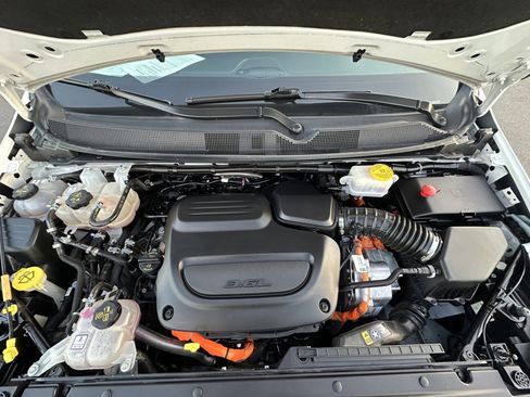 Used 2024 Chrysler Pacifica Select image 25