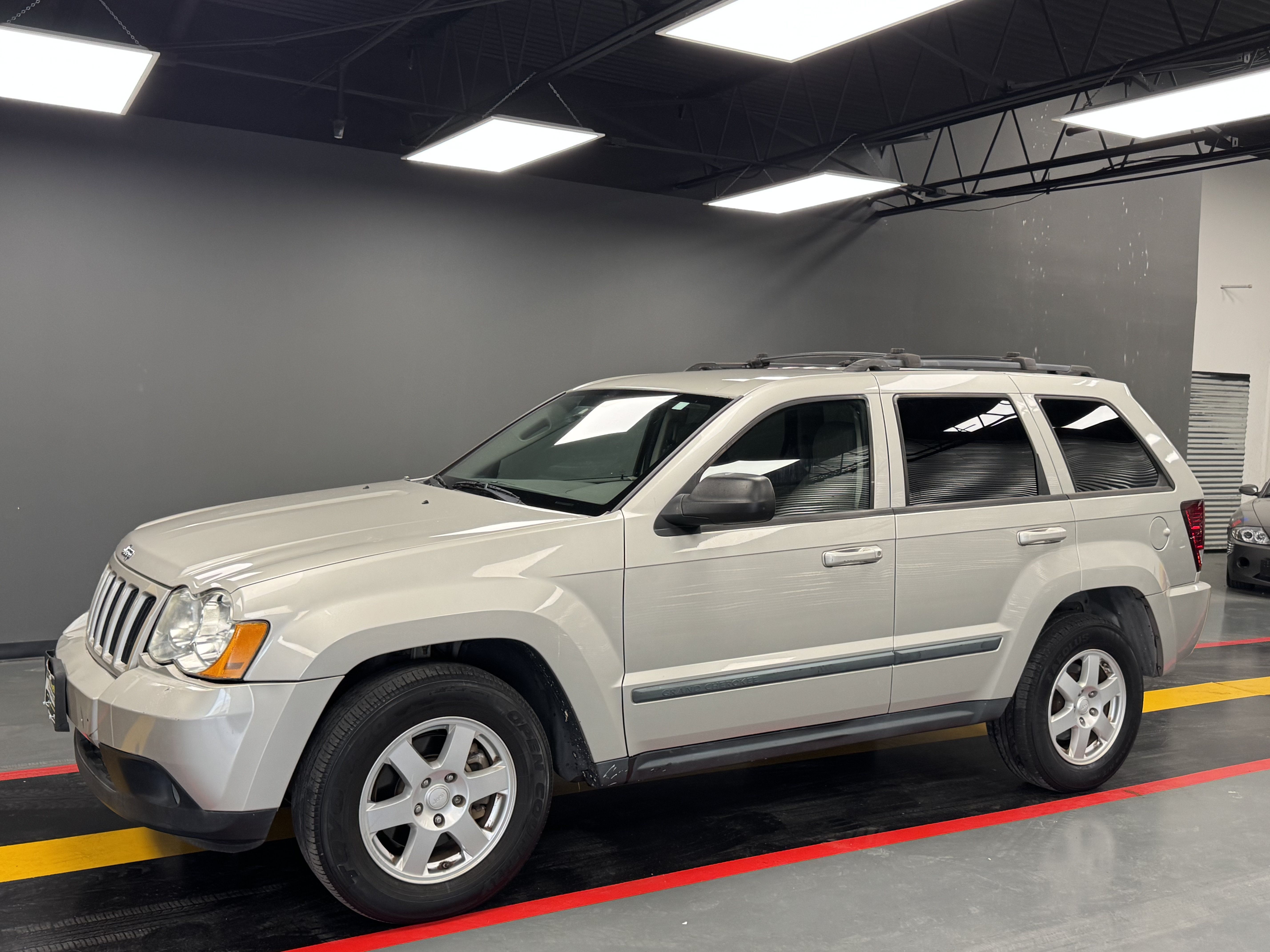 Used 2009 Jeep Grand Cherokee Laredo RWD image 2