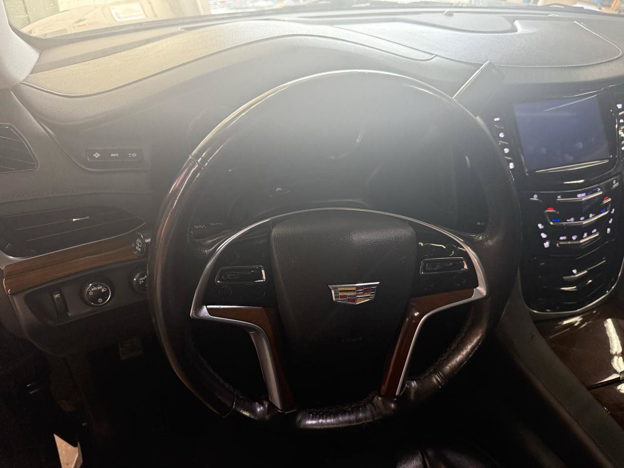 Used 2020 Cadillac Escalade Luxury AWD/4WD image 14