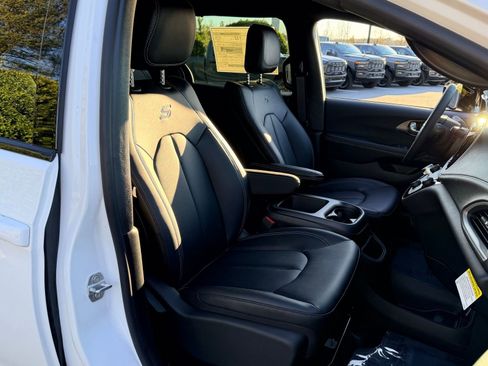 New 2026 Chrysler Pacifica Select w/ S Appearance Package FWD image 23