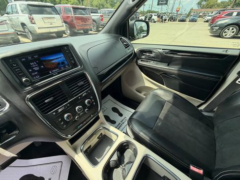 Used 2019 Dodge Grand Caravan SXT FWD image 17
