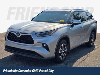 Used 2021 Toyota Highlander XLE AWD/4WD video 1