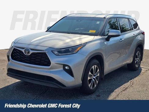 Used 2021 Toyota Highlander XLE AWD/4WD image 1