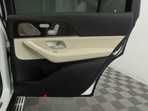 Used 2025 Mercedes-Benz GLS 580 4MATIC image 26