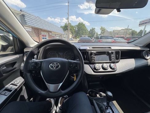 Used 2018 Toyota RAV4 LE AWD/4WD image 50