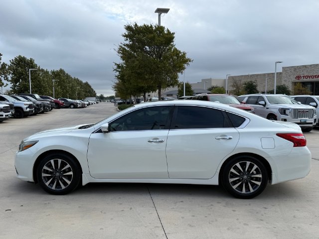 Used 2017 Nissan Altima 2.5 SL w/ 2.5 Technology Package FWD image 2