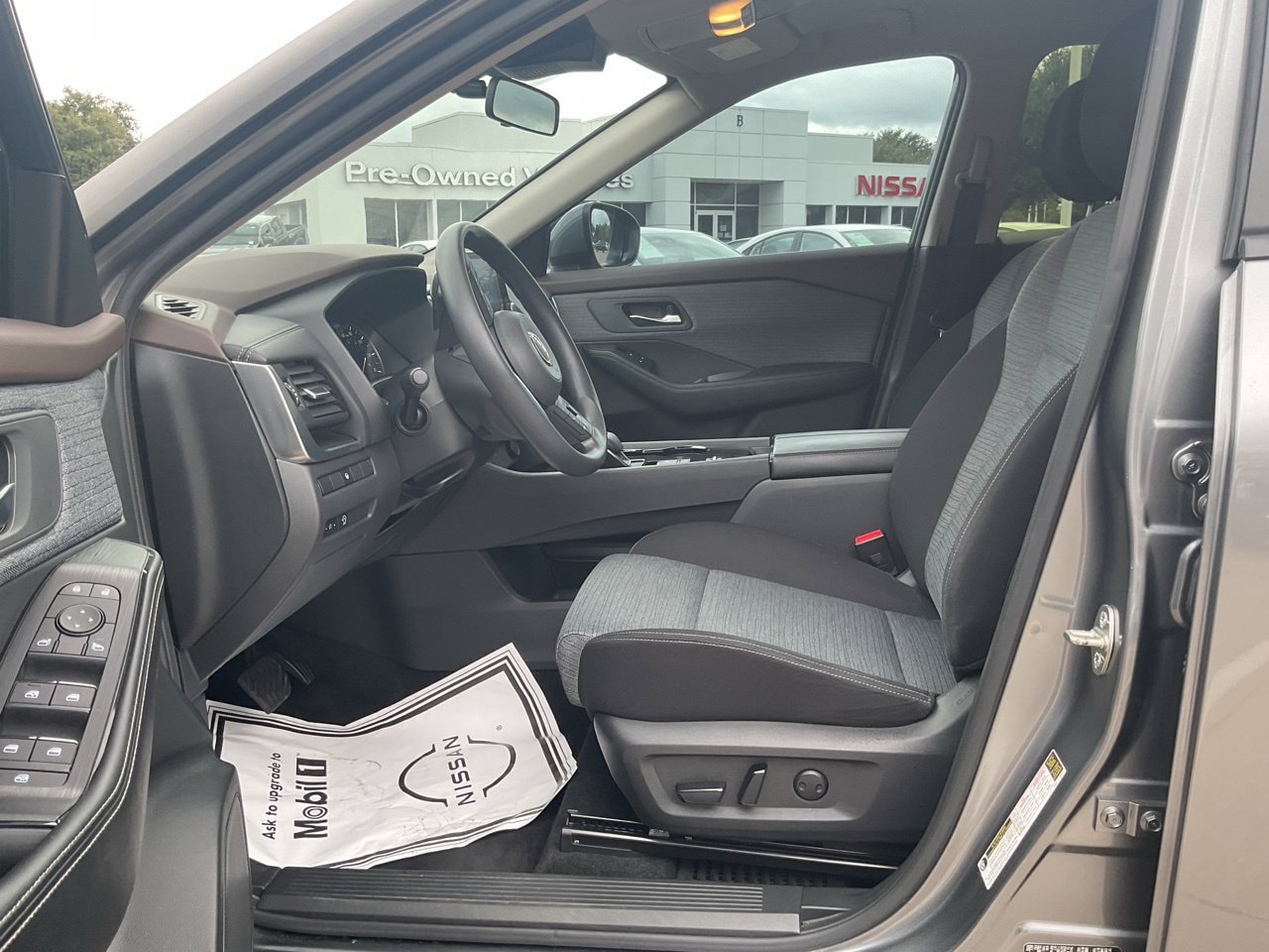 Used 2023 Nissan Rogue SV FWD image 8