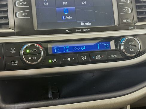 Used 2018 Toyota Highlander XLE AWD/4WD image 23