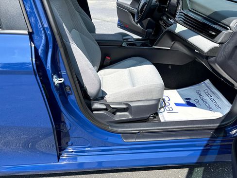 Used 2025 Toyota Camry image 26