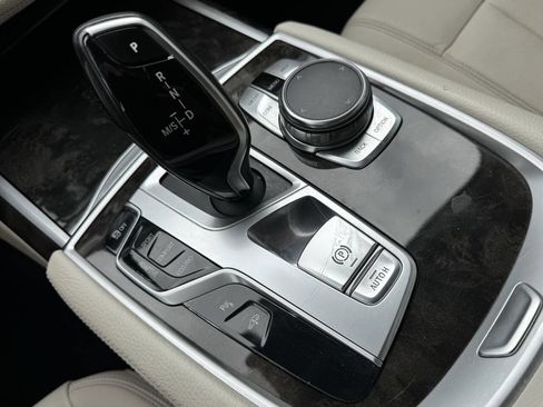 Used 2018 BMW 740i image 19