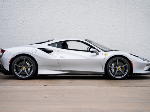 Used 2022 Ferrari F8 Tributo image 3