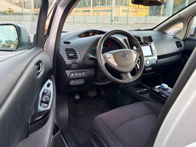 Used 2015 Nissan Leaf SV w/ Premium Package FWD image 17