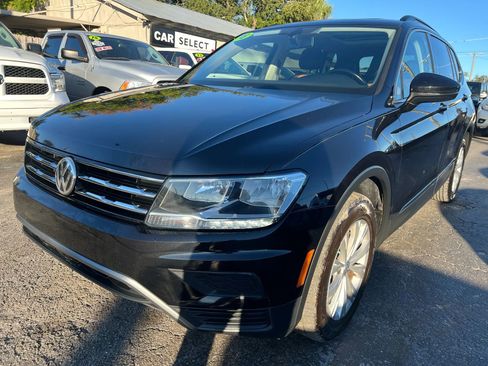 Used 2018 Volkswagen Tiguan SE w/ Panoramic Sunroof Package FWD image 2