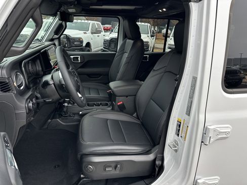 Used 2025 Jeep Wrangler Sahara image 9