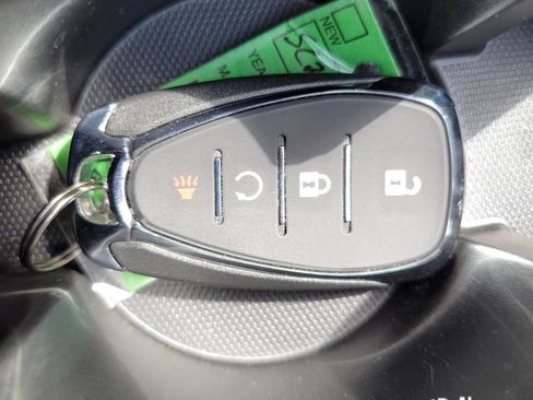 Used 2025 Chevrolet Trax LT FWD image 19