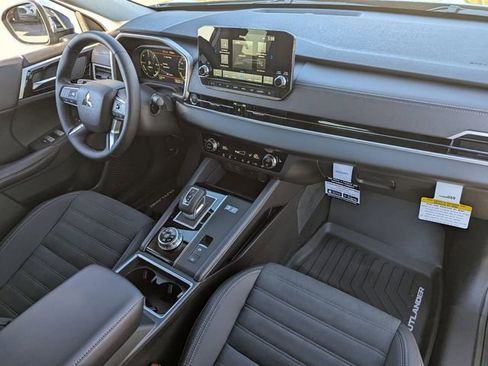 New 2025 Mitsubishi Outlander SE image 8
