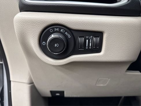 Used 2024 Chrysler Pacifica Touring-L FWD image 27