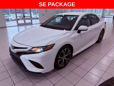 Used 2020 Toyota Camry SE image 3