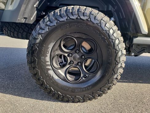 New 2026 Jeep Gladiator Rubicon w/ Steel Power Dome Hood Package AWD/4WD image 5