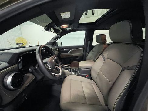 Used 2025 Chevrolet Colorado ZR2 w/ Technology Package image 3