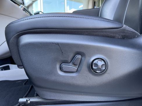 Used 2024 Chrysler Pacifica Touring-L image 15