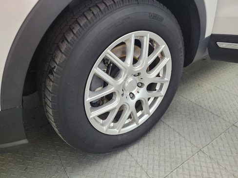 Used 2018 Ford Explorer XLT image 31