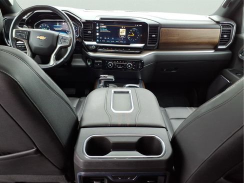 Used 2022 Chevrolet Silverado 1500 High Country w/ High Country Premium Package image 2