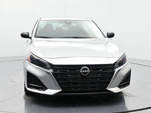 Used 2024 Nissan Altima 2.5 SV image 2