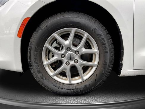 Used 2023 Chrysler Voyager LX image 9