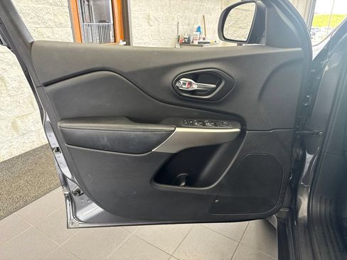 Used 2022 Jeep Cherokee Latitude AWD/4WD image 35