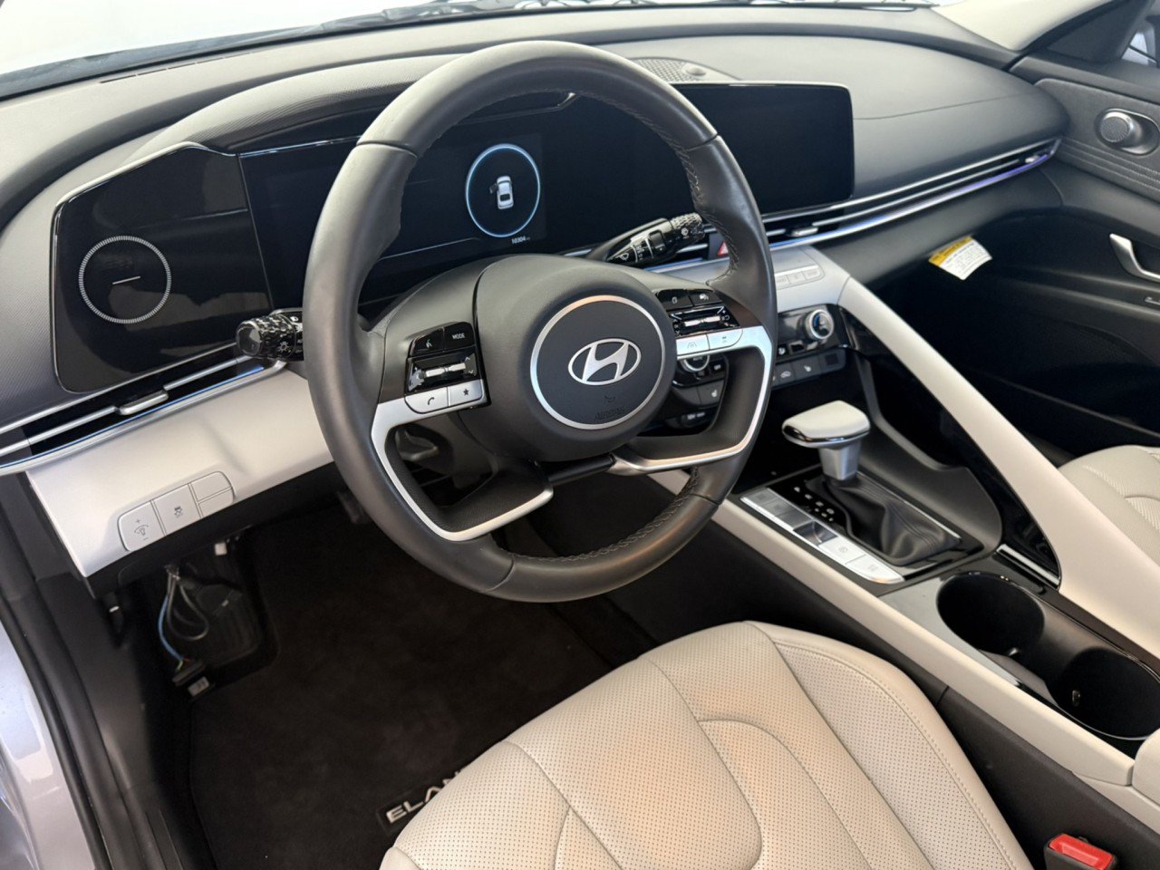 Used 2025 Hyundai Elantra Limited FWD image 17