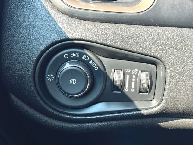 Used 2015 Jeep Renegade Limited AWD/4WD image 18