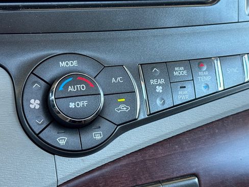 Used 2012 Toyota Sienna XLE FWD image 21