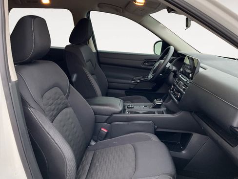 Used 2025 Nissan Pathfinder S image 16