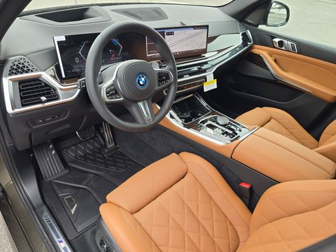 New 2026 BMW X5 xDrive50e w/ M Sport Package AWD/4WD image 2