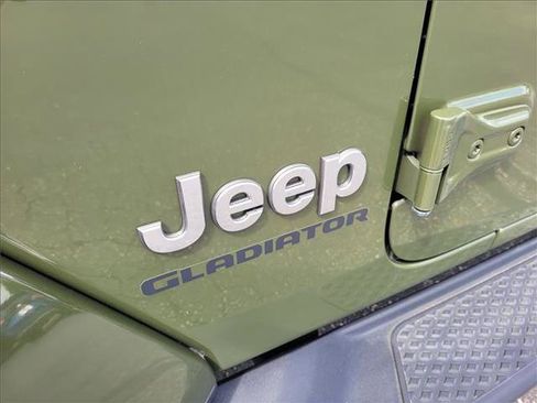 Used 2022 Jeep Gladiator Overland w/ Cold Weather Group AWD/4WD image 3