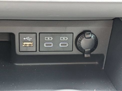 Used 2024 Toyota Highlander XLE FWD image 35
