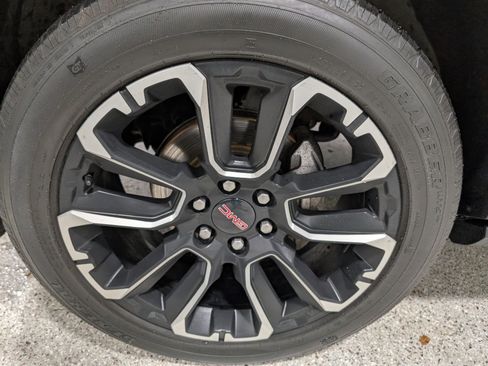 Used 2023 GMC Yukon XL Denali w/ Advanced Technology Package image 11