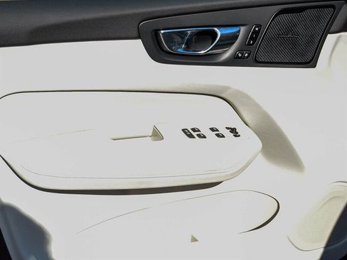 Used 2022 Volvo XC60 B5 Momentum w/ Advanced Package image 26