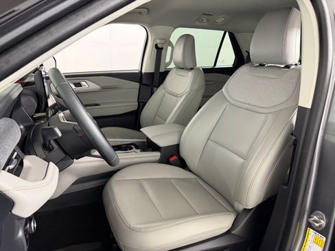 Used 2025 Ford Explorer Active w/ Active Comfort Package RWD image 3