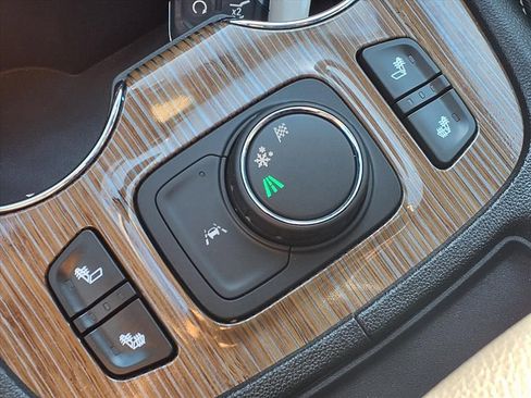 Used 2023 GMC Acadia SLE w/ Driver Convenience Package image 13